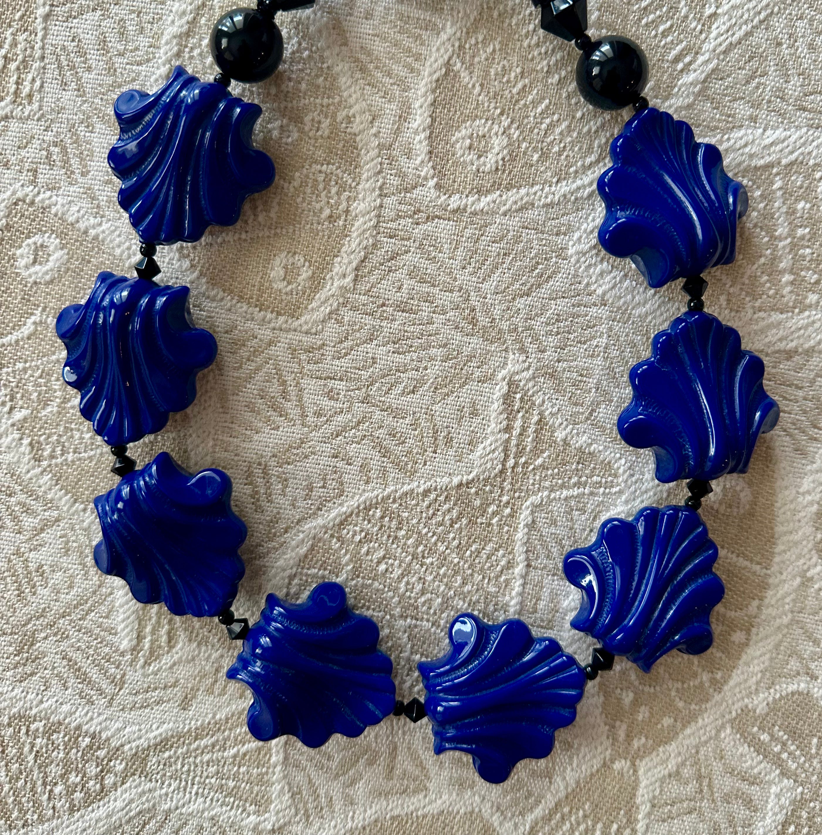 Deco Simple Choker in Colors