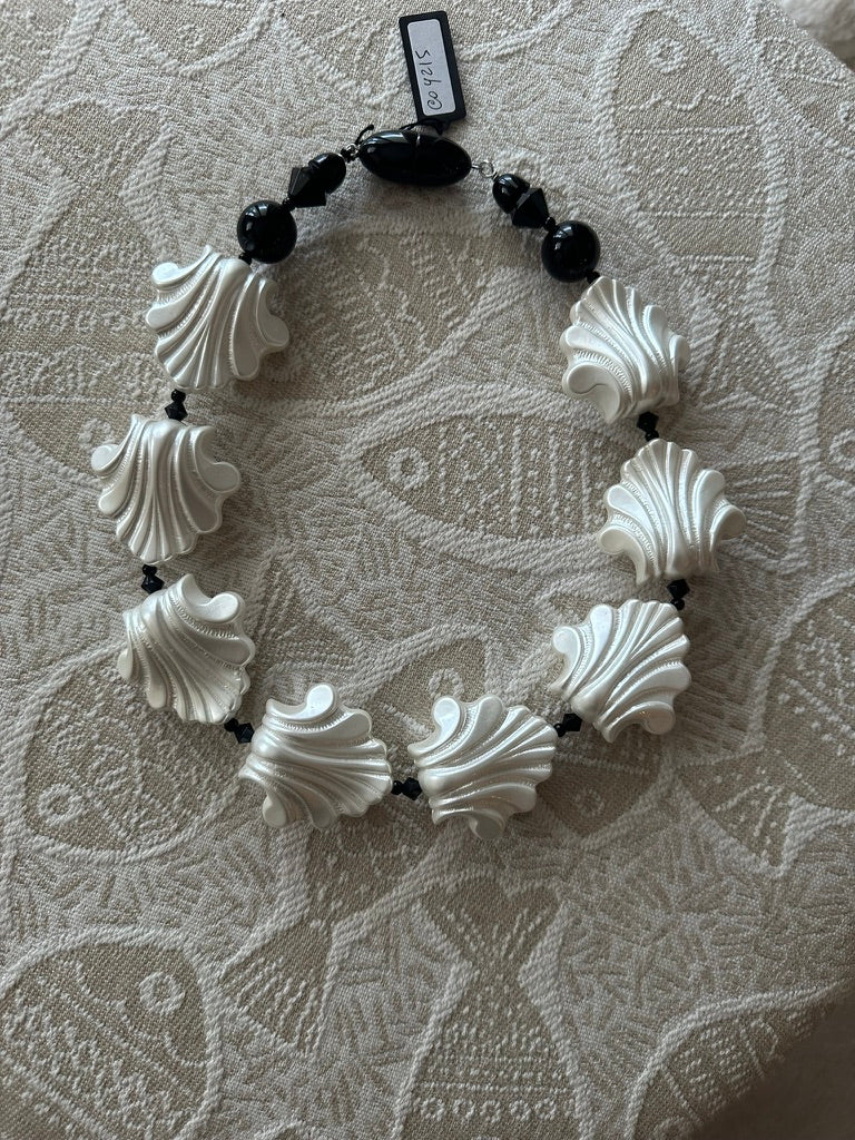 Deco Simple Choker in Colors