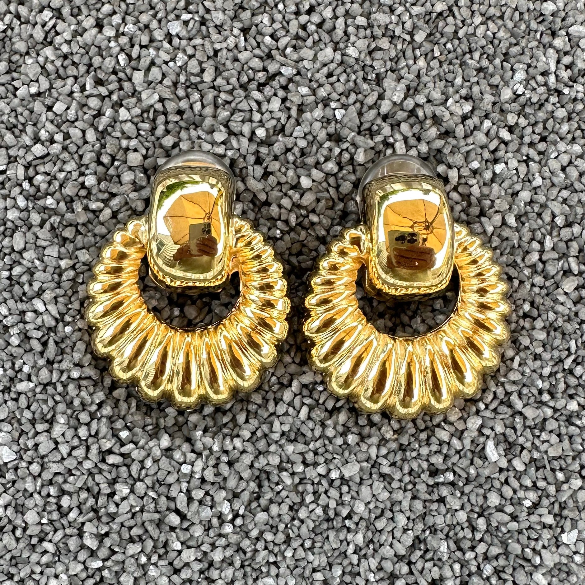 Smooth Top Ribbed Gold Doorknocker