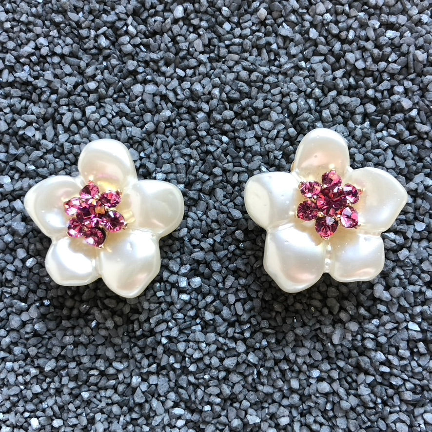 Full Bloom White Pearl Yellow Center