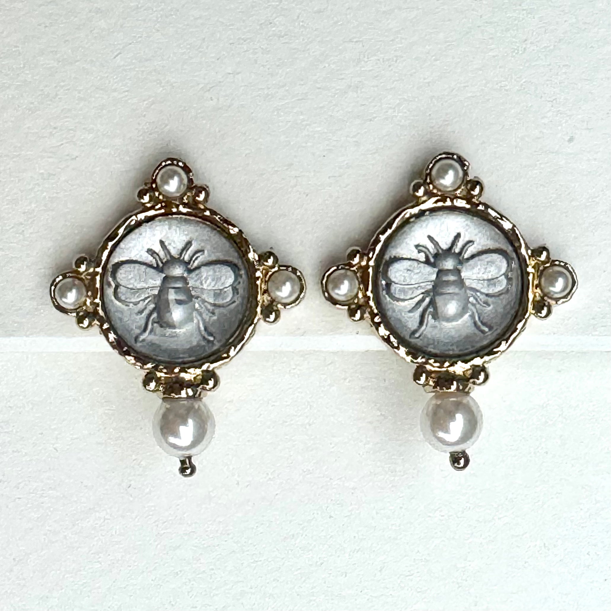 Round Bee Color Center 4 Pearls