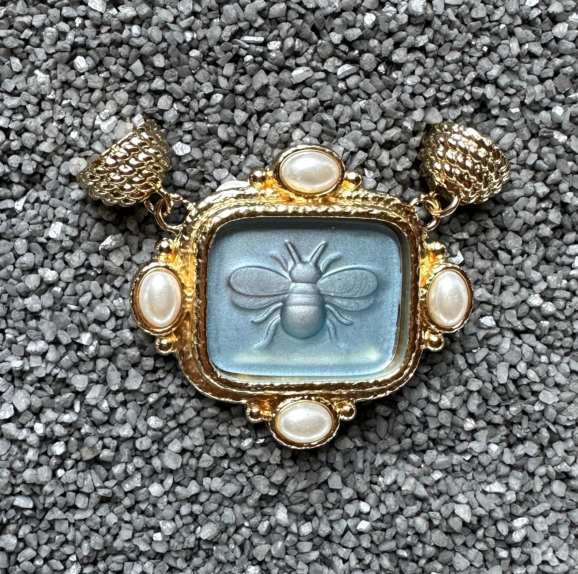 Butterfly with 4 Pearls Motif