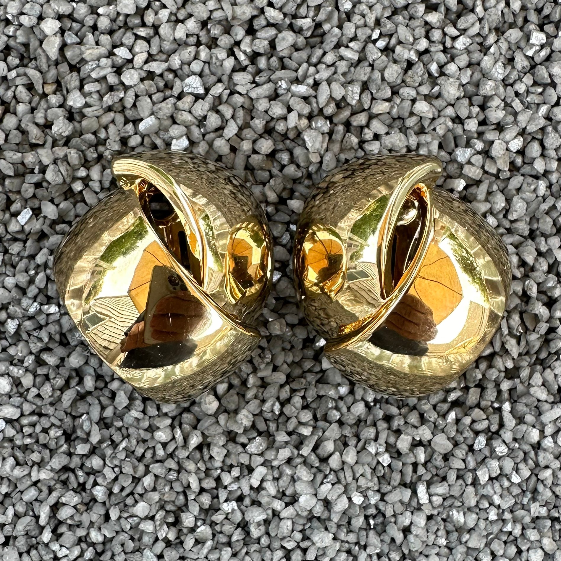 2 Wide Bands Embrace