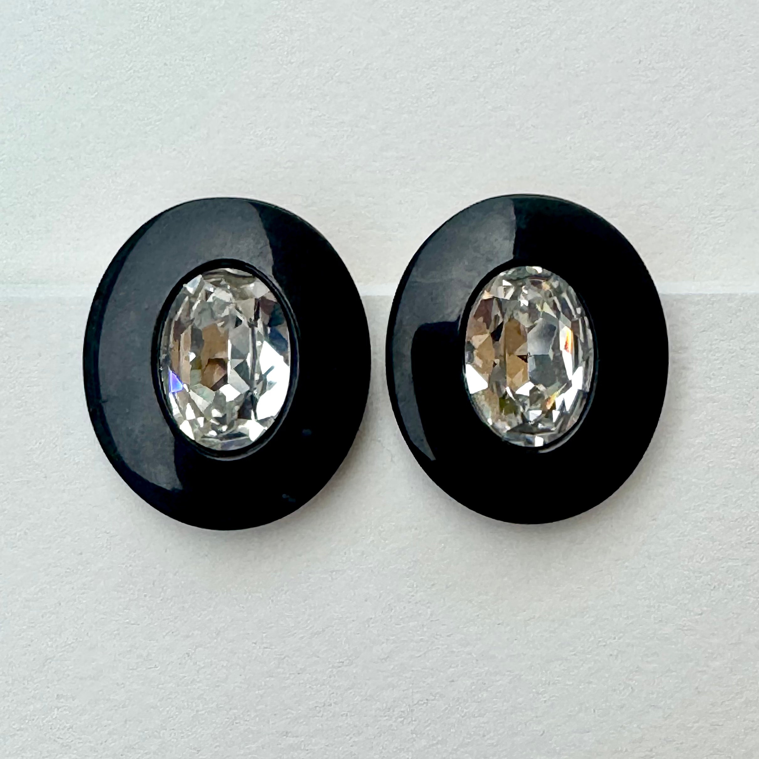 Black Oval w/ Center Crystal