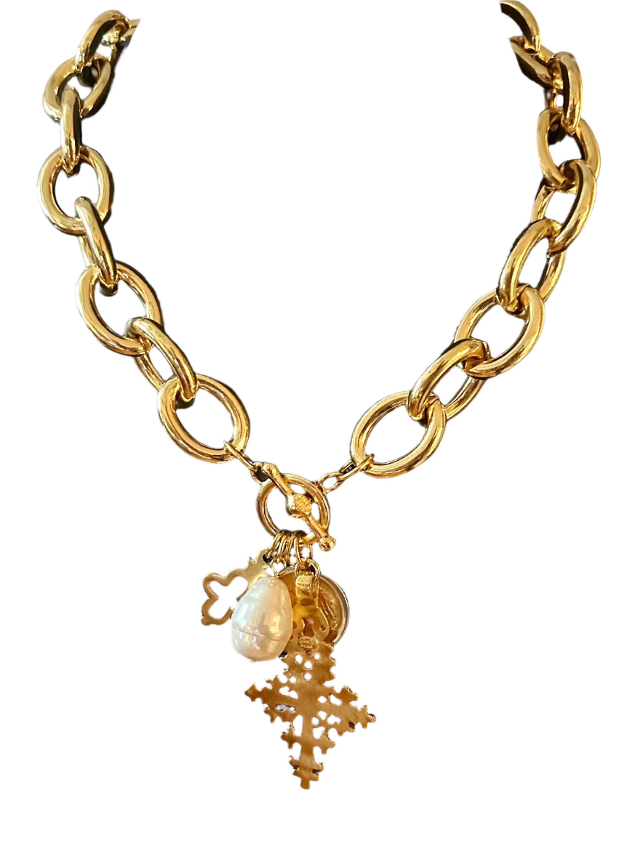 18" Gold Link with 22mm pearl and charms