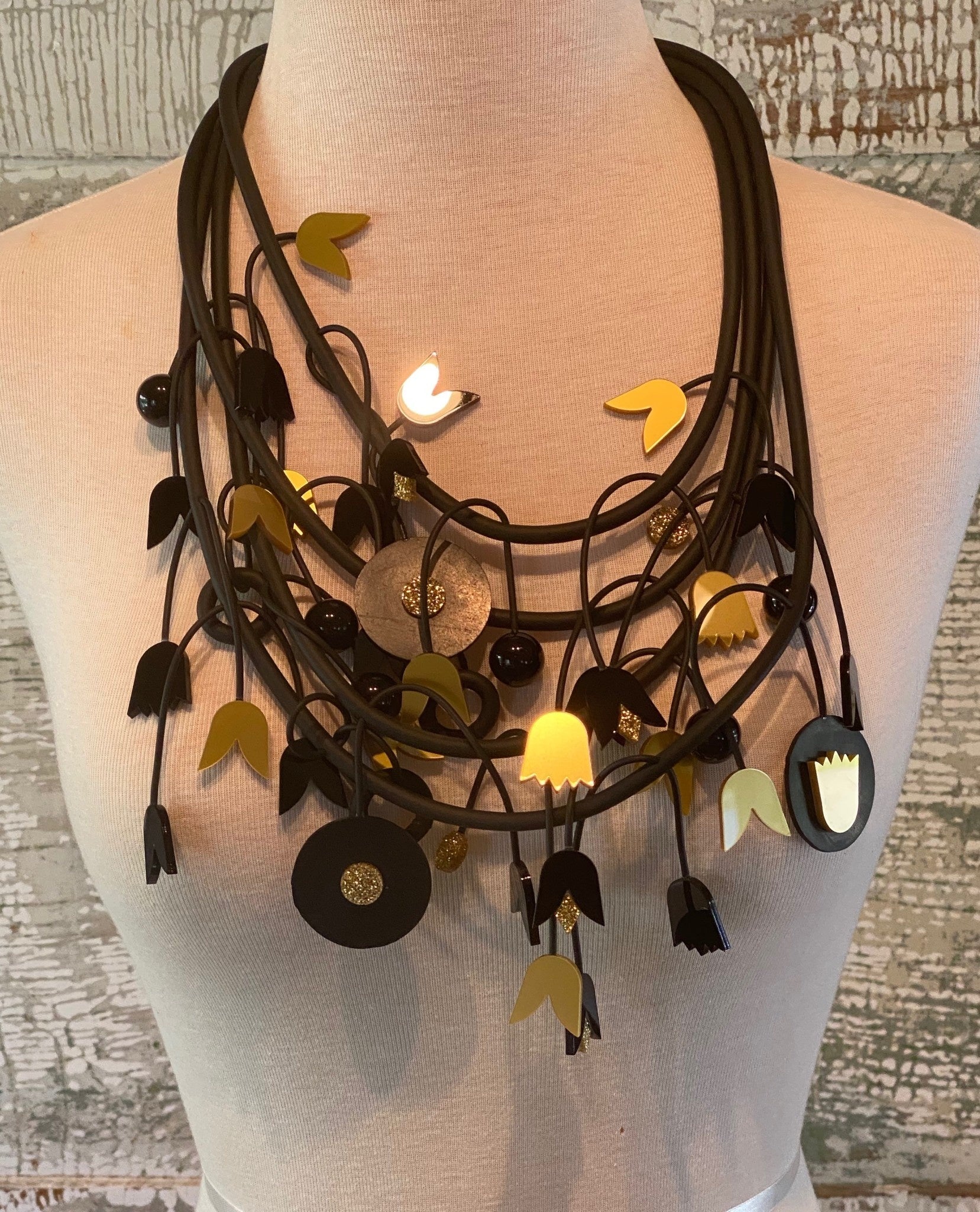 Mtgs Gold Tulip Discs Necklace