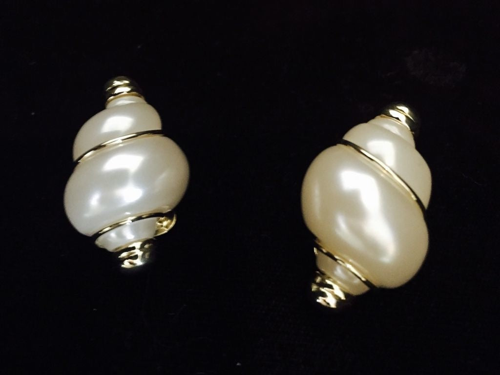 Vcexclusives: Pearl Shell W/Thin Gold Band