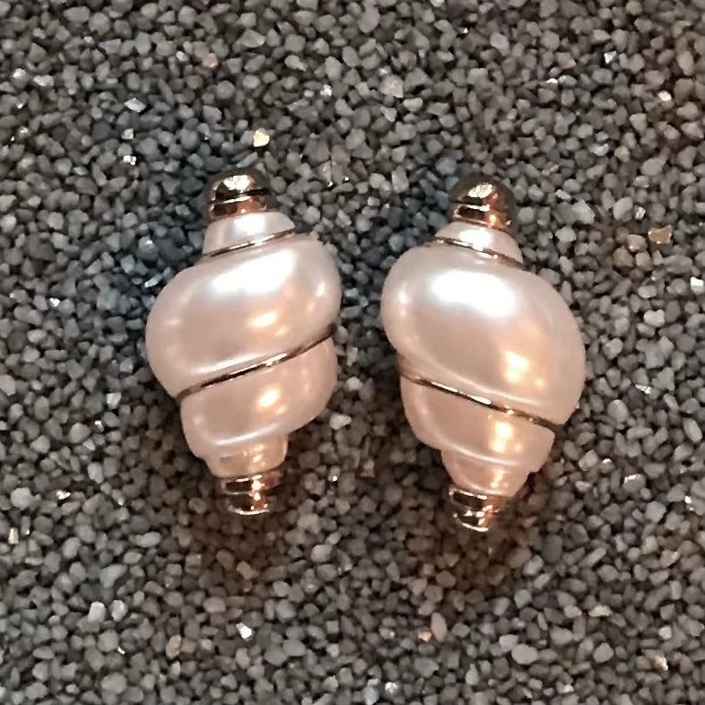 Long Shell with Gold Wire