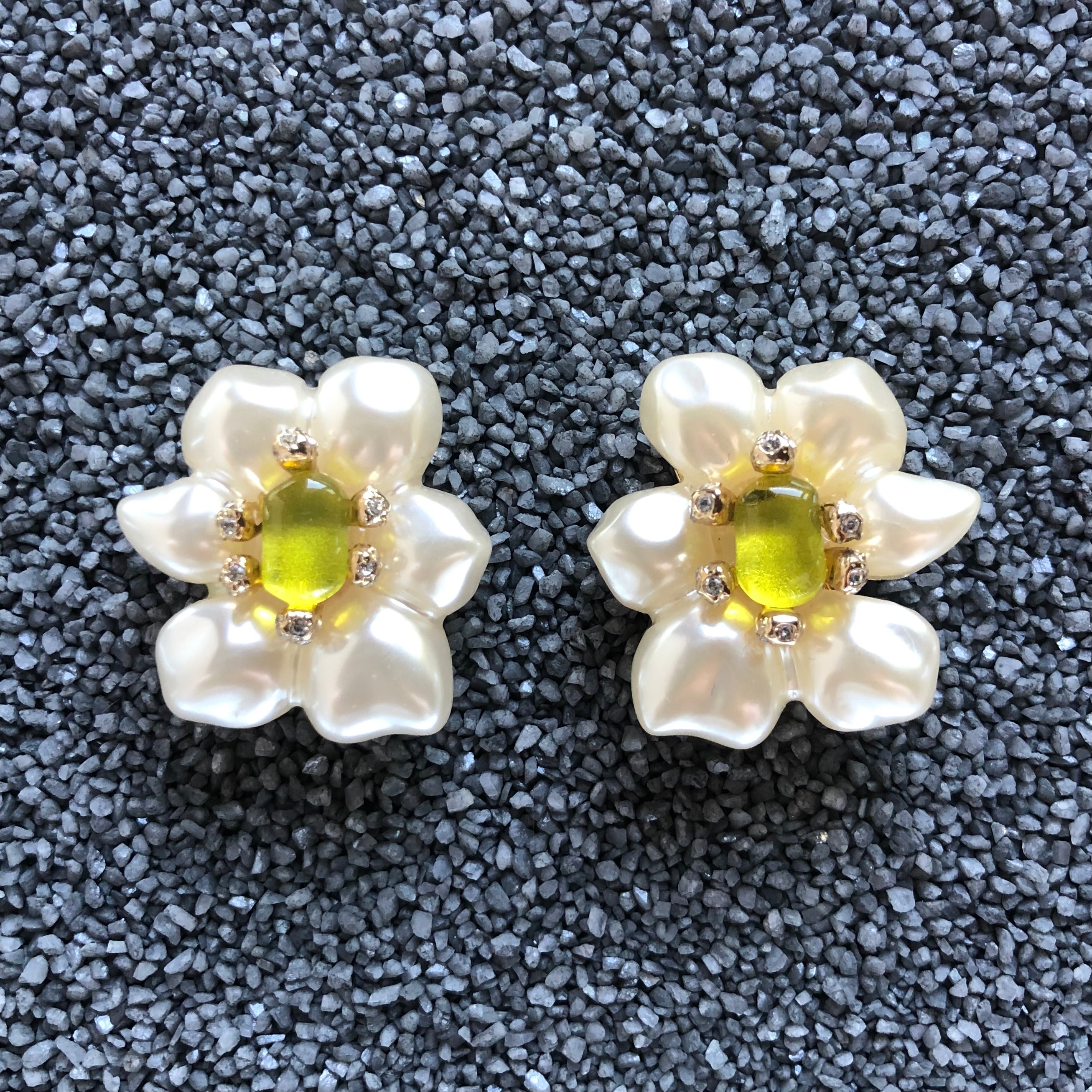 Full Bloom White Pearl Yellow Center