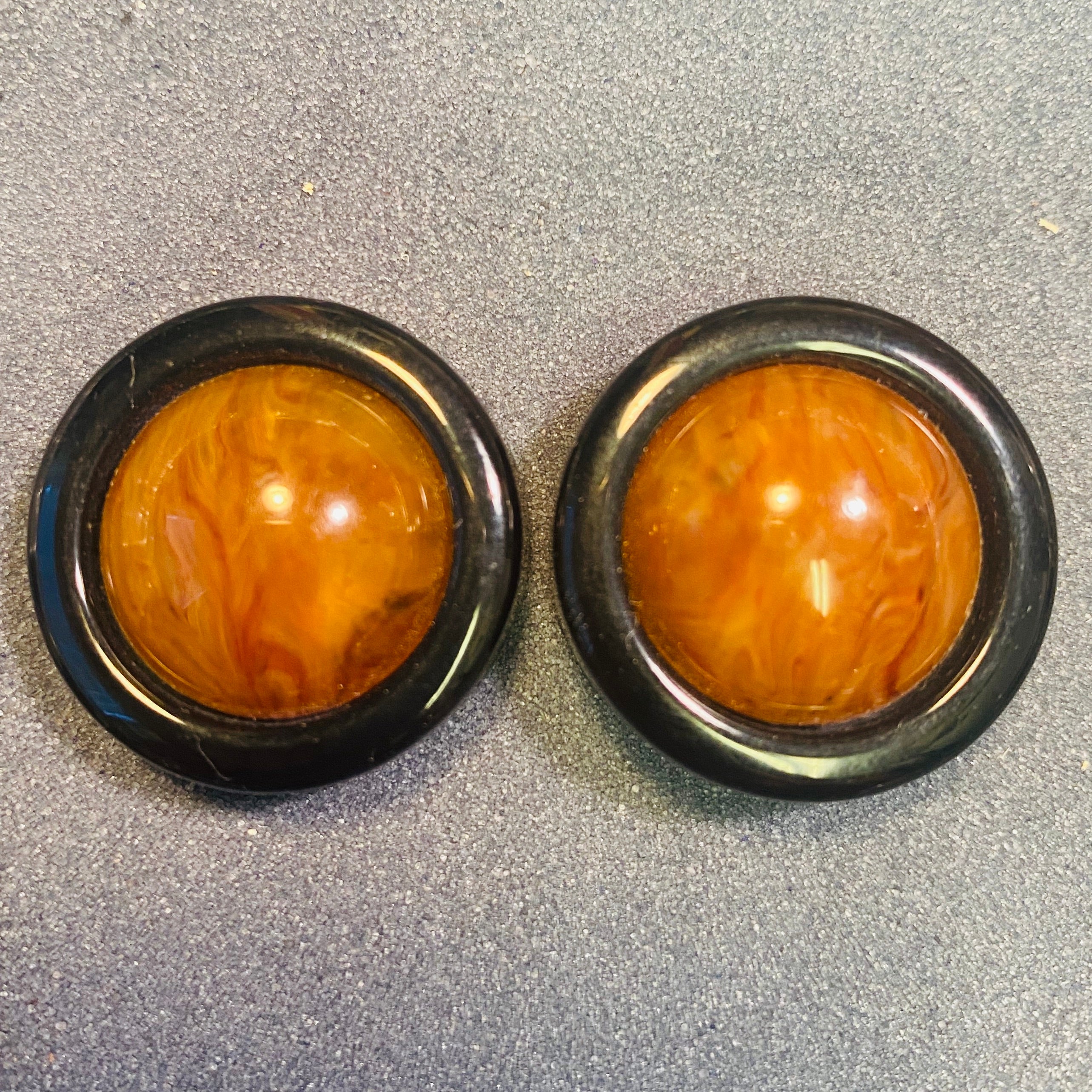 Amber And Black Clip