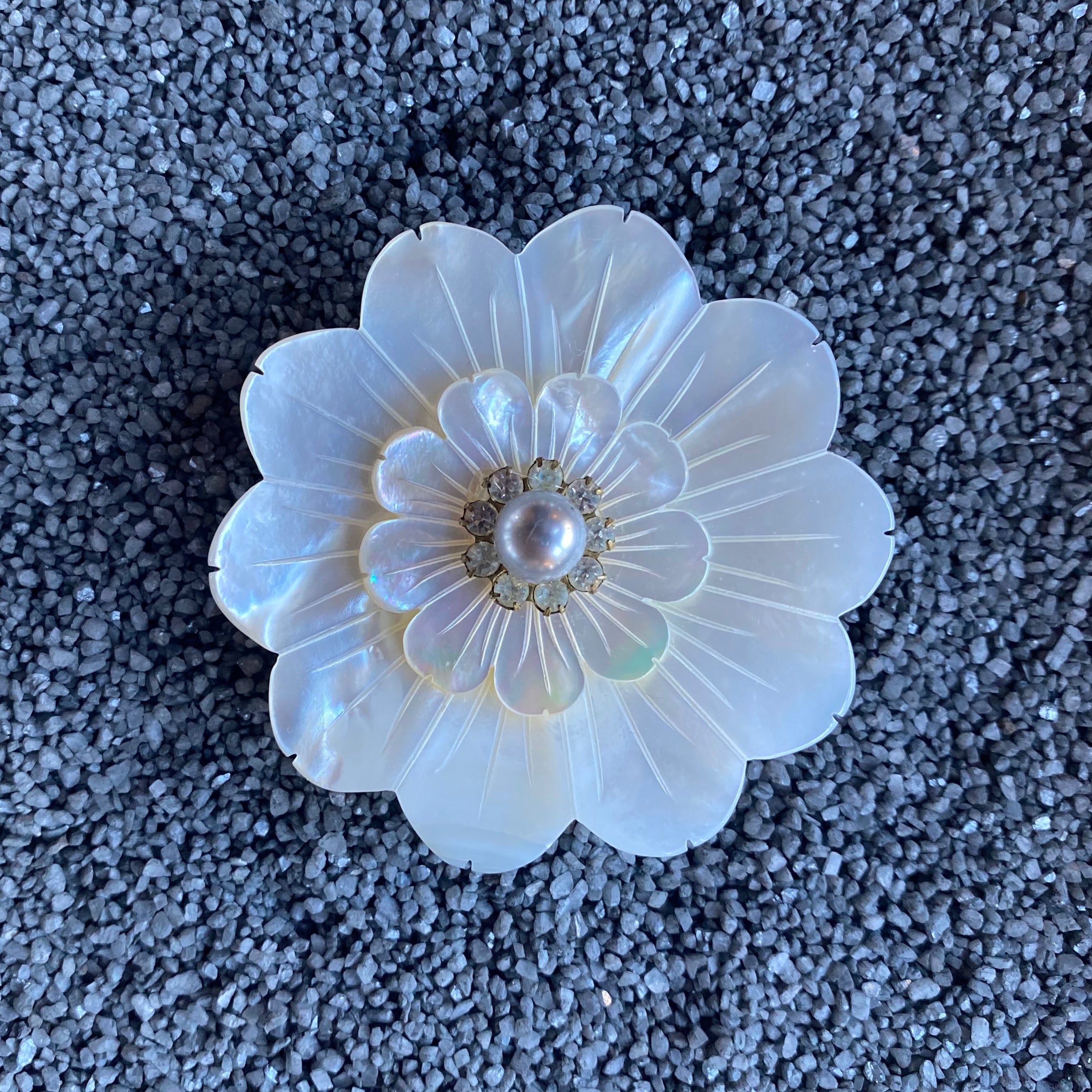 White Pearl Double W/Pearl Center