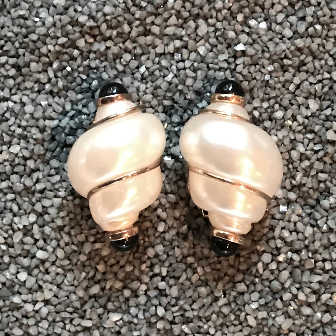 Long Shell with Gold Wire