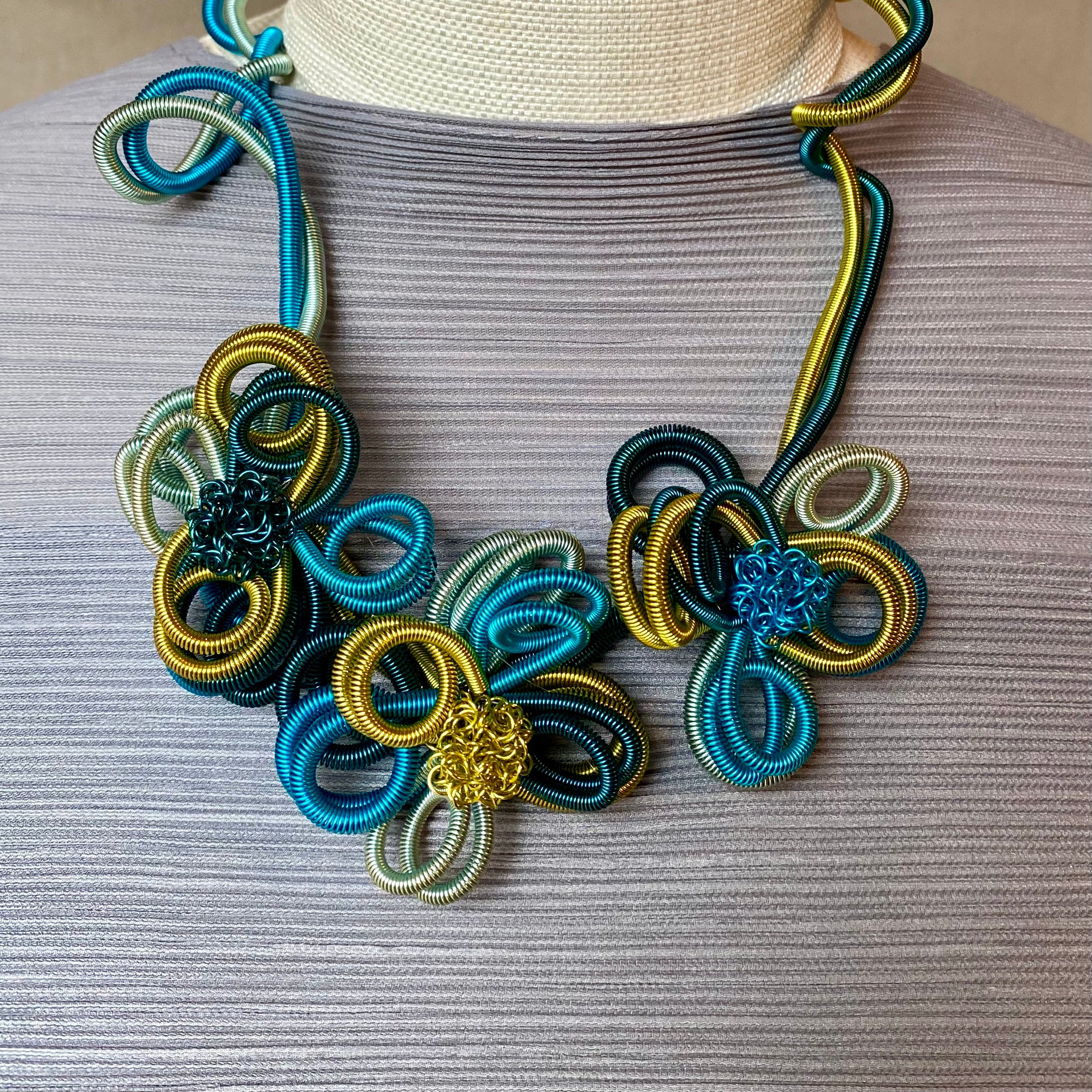 Nik/Sgp-Nen/Turq/Kiwi/3Handshaped/Flowers