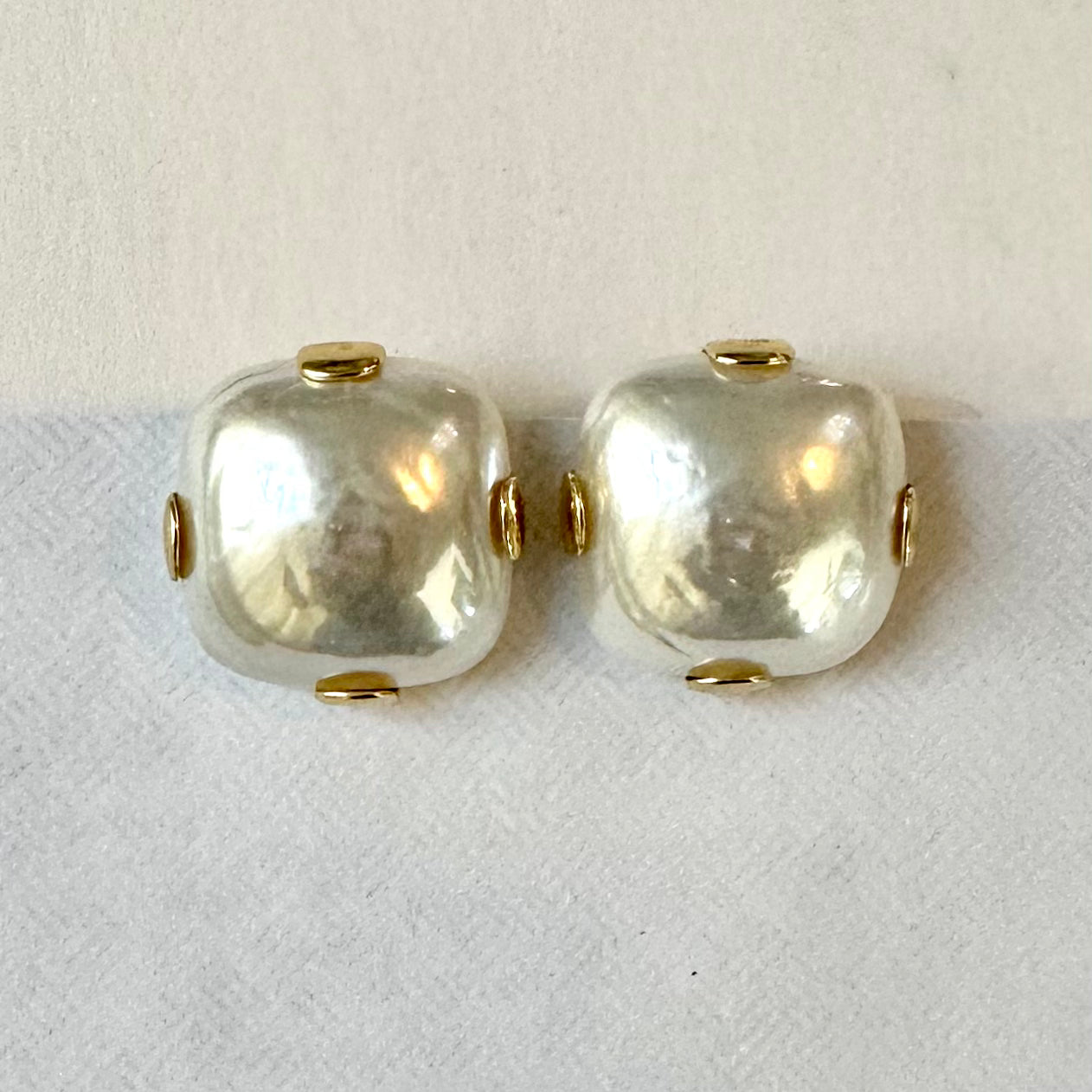 Rounded Square Pearl in Colors