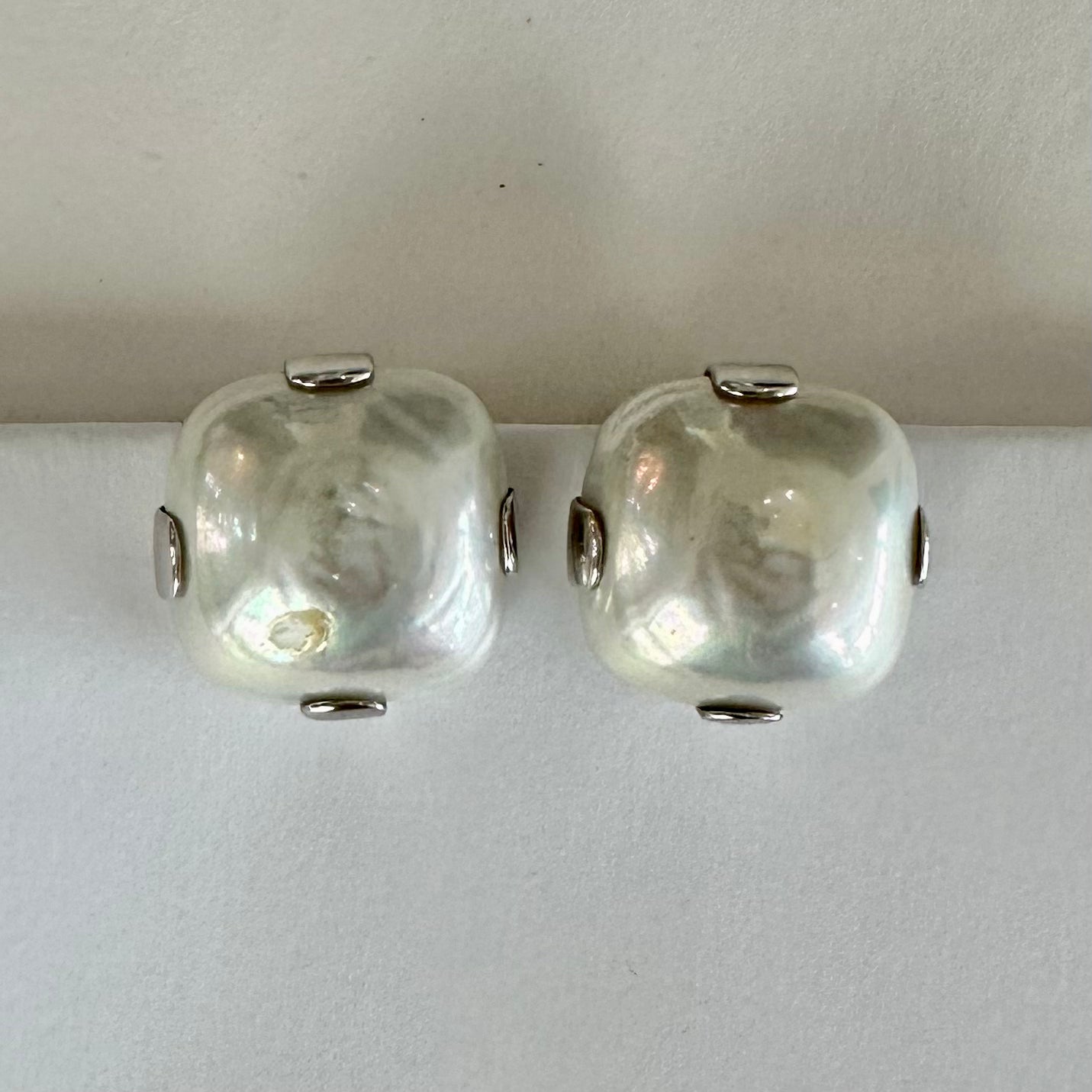 Rounded Square Pearl in Colors