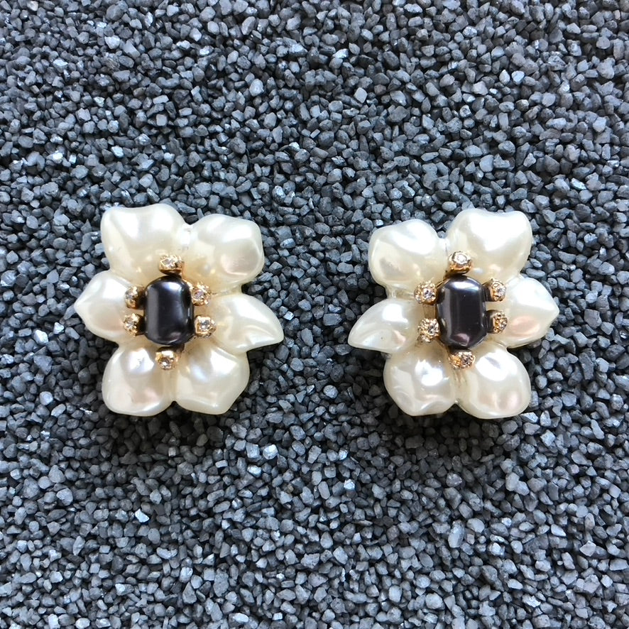 Full Bloom White Pearl Yellow Center