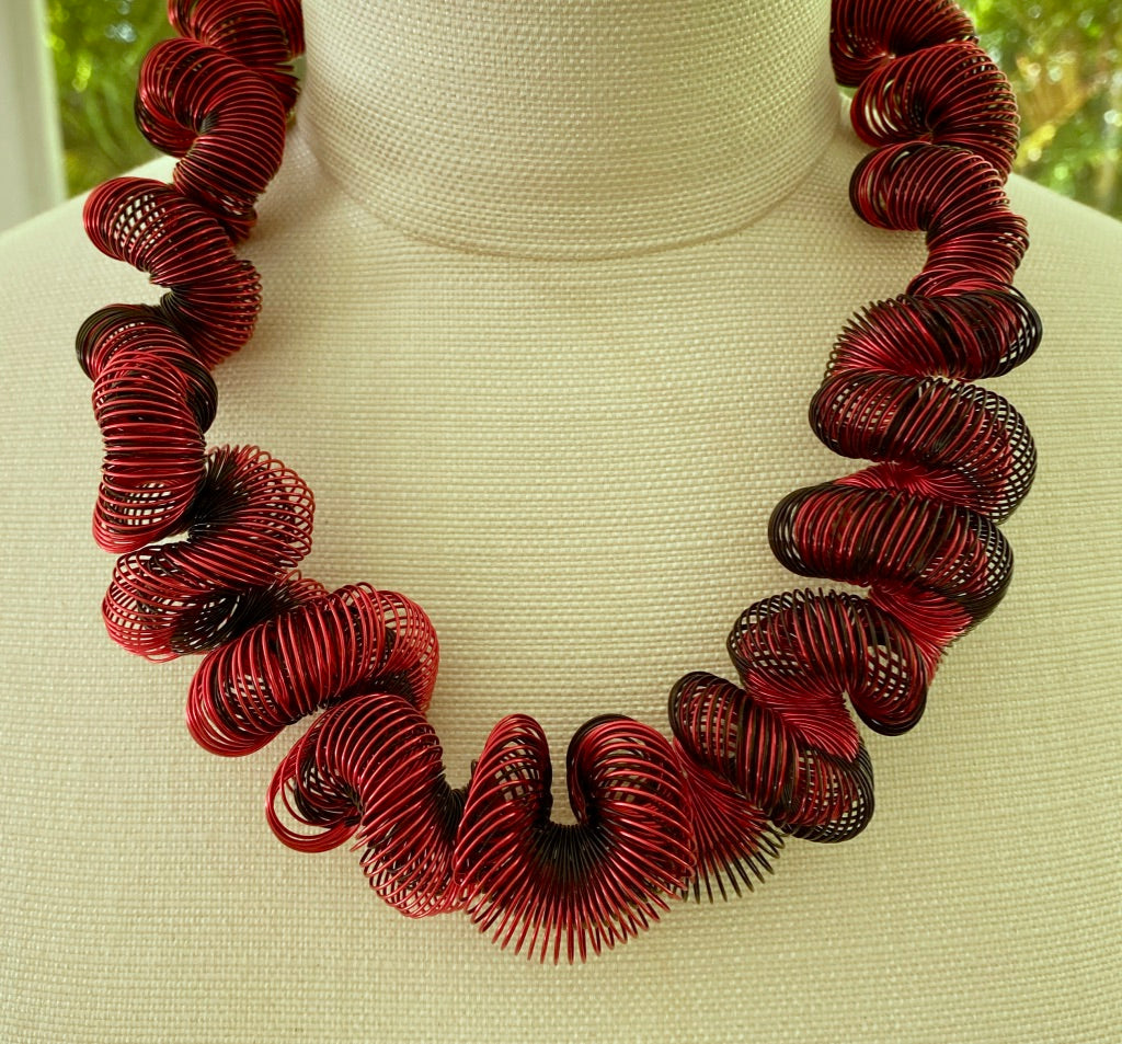 Nik/Sgp-Volute/Curly/Black/Red/
