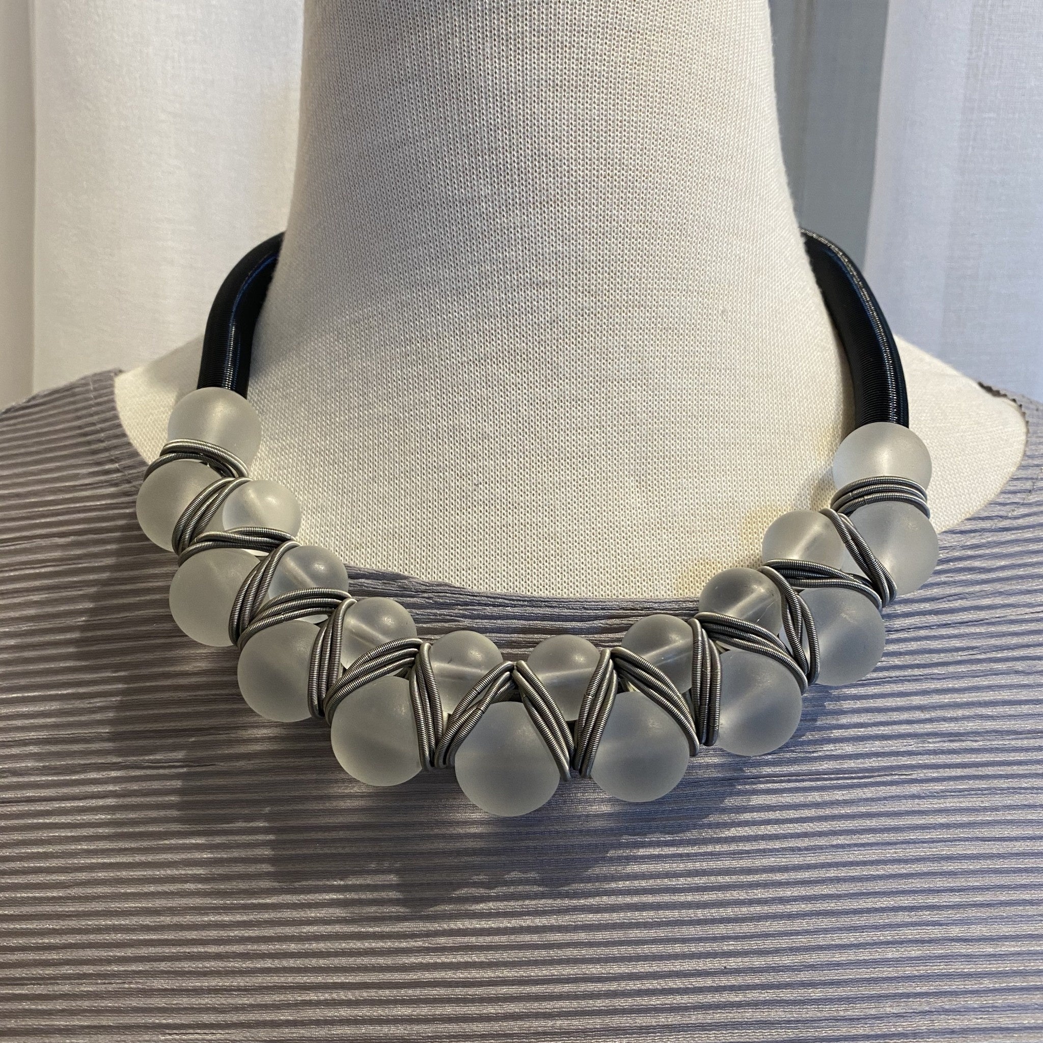 Sea/392Frst/Black/Wire/Pearlbeads