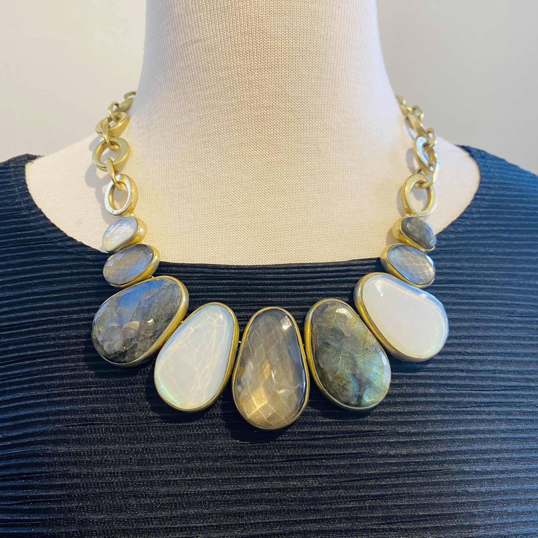 Large Stones, Benzel With Circles Chain Necklace