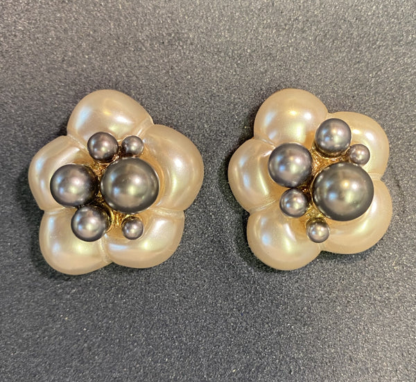 Pearl Flower, Dark Pearl Center Clip