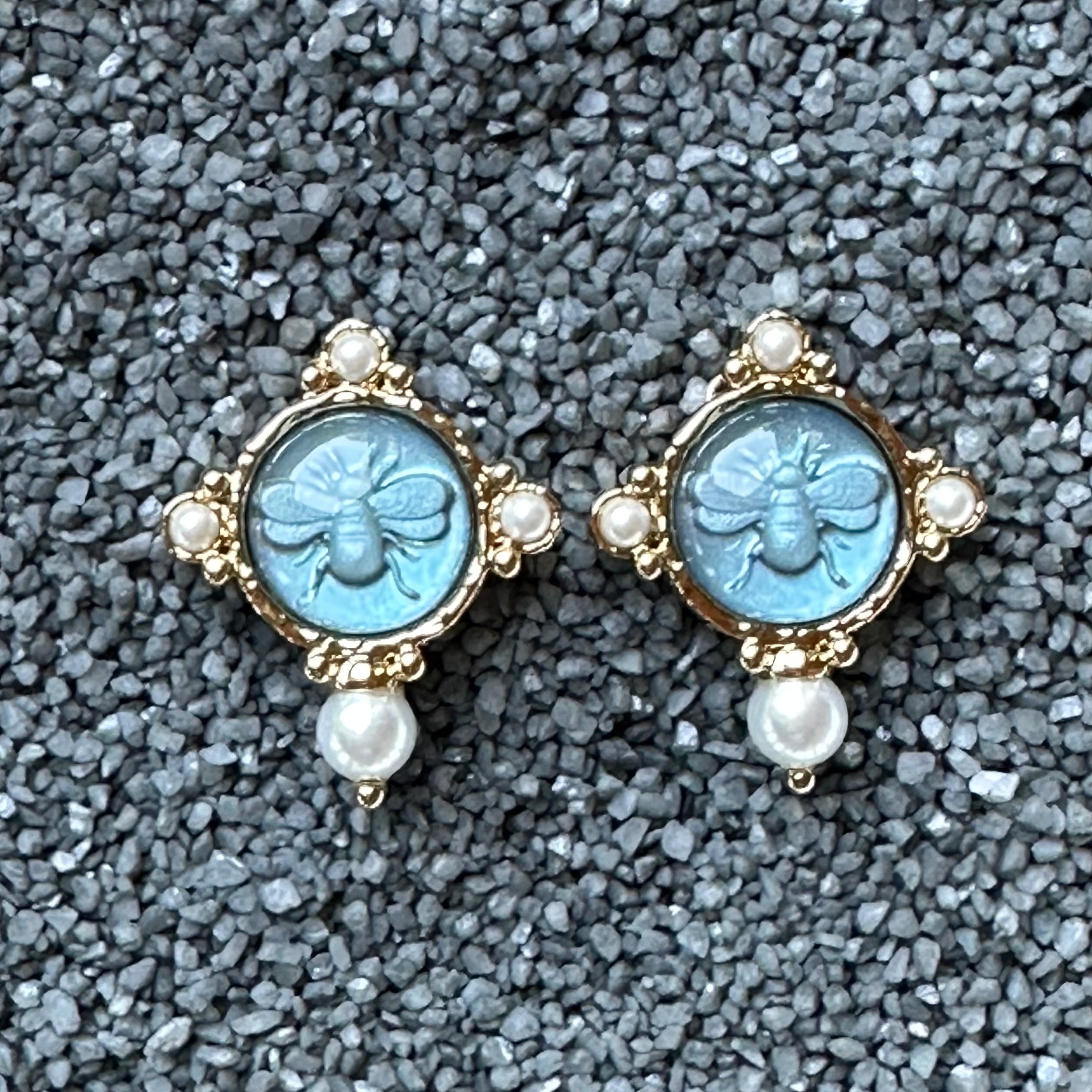 Round Bee Blue Center 4 Pearls