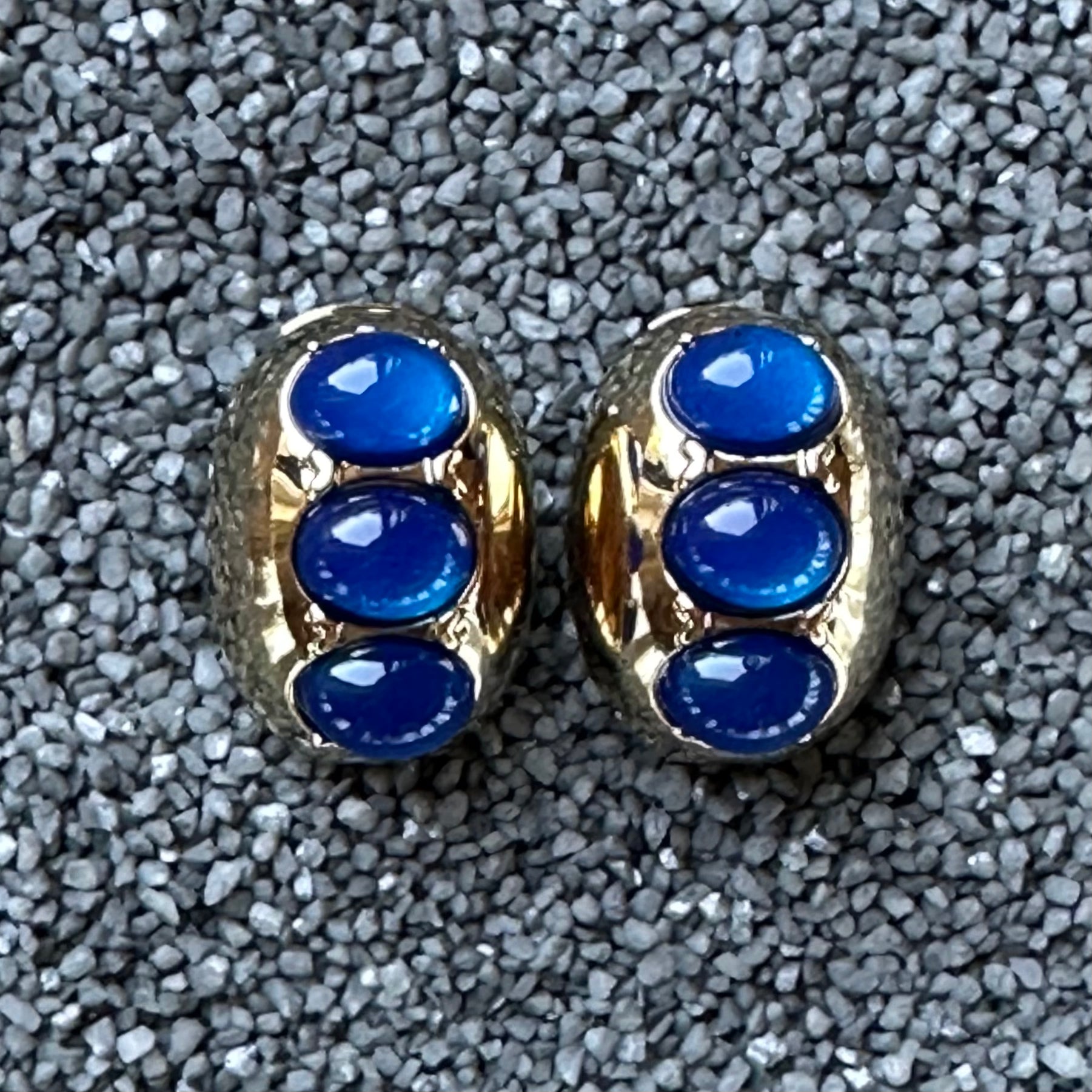 Three Small Colored Ovals in Gold Oval