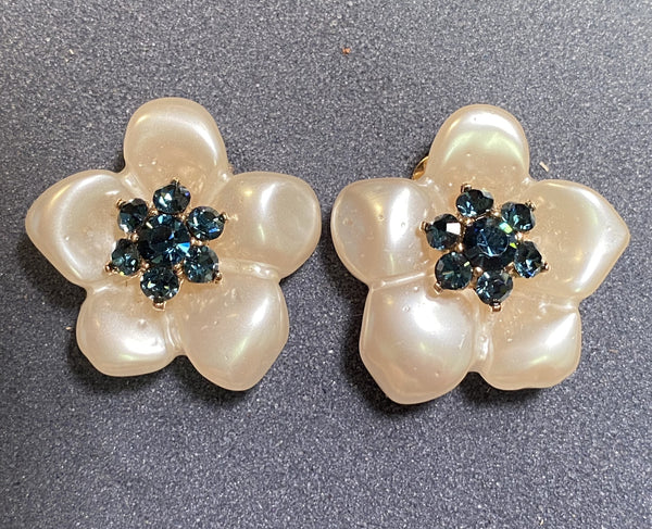 Pearl Flower Blue Center Clip