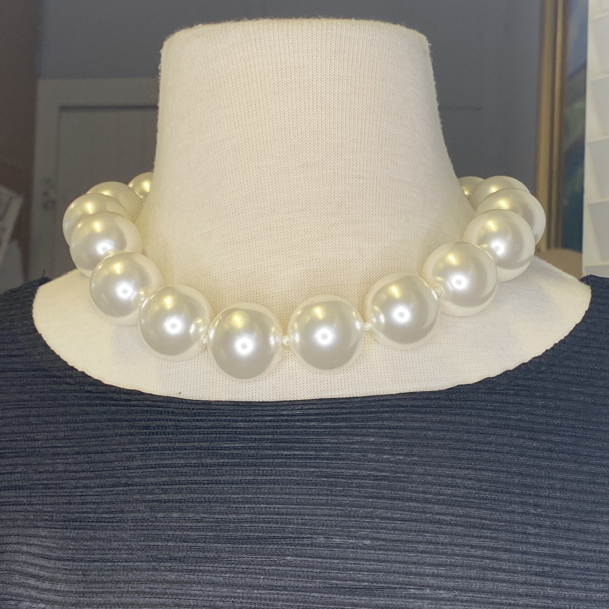 25Mm White Pearl Necklace